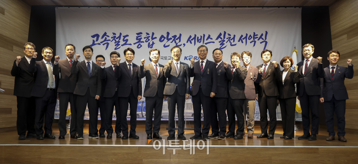 ▲김윤덕 국토교통부 장관과 김태승 한국철도공사 사장 등 참석자들이 3일 서울 중구 한국철도공사 서울본부에서 열린 '고속철도 통합 안전·서비스 실천 서약식'에서 기념촬영을 하고 있다. 이날 서약식에 참석한 코레일 임직원 등 100여명은 고속철도 통합 이후 안전과 서비스 향상을 위한 실천을 약속했다. 고성준 기자 joonko1@