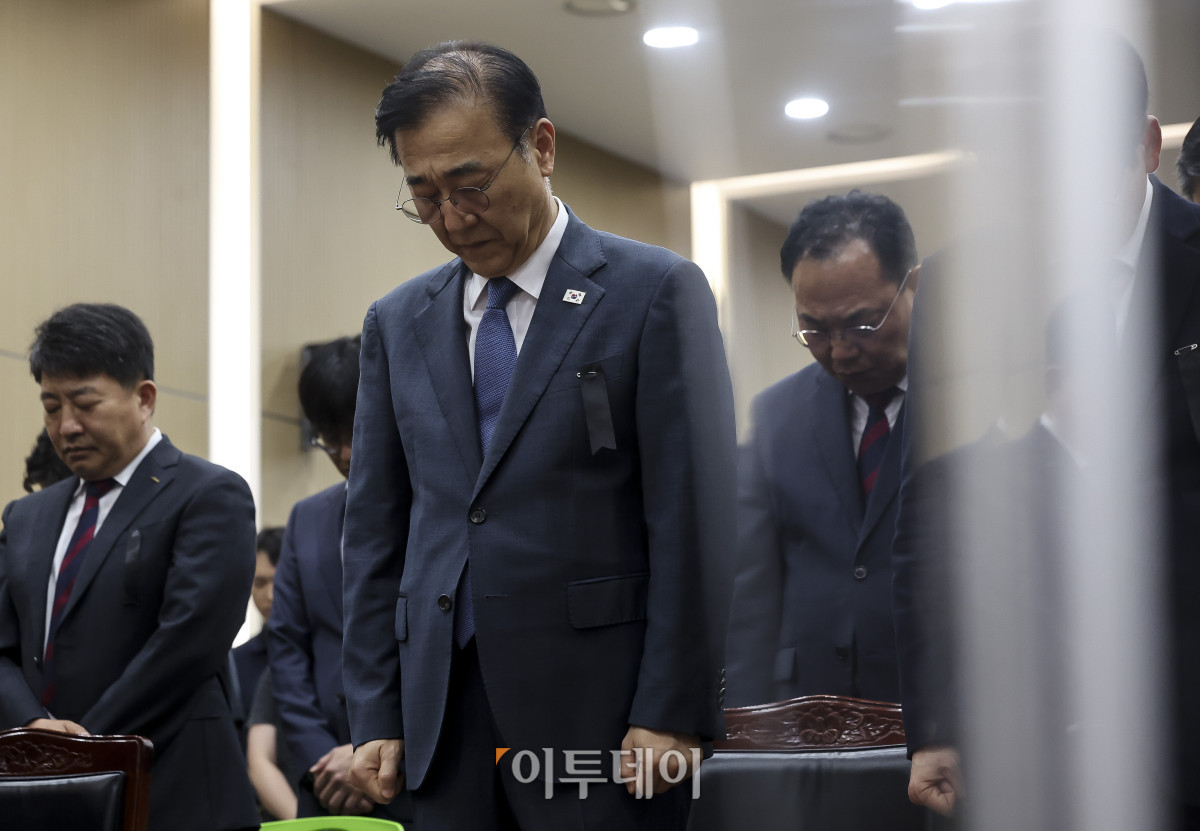 ▲김윤덕 국토교통부 장관 등 참석자들이 3일 서울 중구 한국철도공사 서울본부에서 열린 '고속철도 통합 안전·서비스 실천 서약식'에 앞서 의왕역 철도사고로 사망한 노동자를 추모하는 묵념을 하고 있다. 이날 서약식에 참석한 코레일 임직원 등 100여명은 고속철도 통합 이후 안전과 서비스 향상을 위한 실천을 약속했다. 고성준 기자 joonko1@