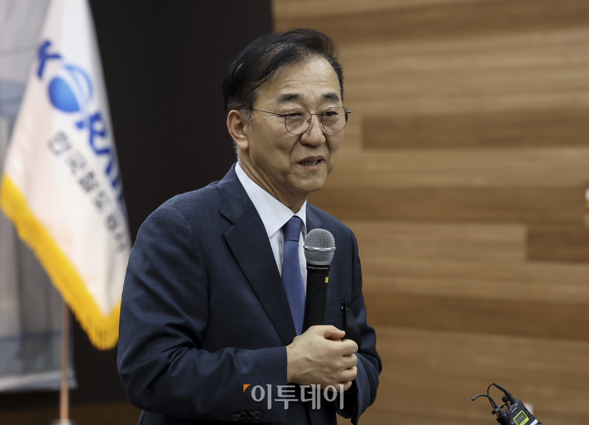 ▲김윤덕 국토교통부 장관이 3일 서울 중구 한국철도공사 서울본부에서 열린 '고속철도 통합 안전·서비스 실천 서약식'에서 개회사를 하고 있다. 이날 서약식에 참석한 코레일 임직원 등 100여명은 고속철도 통합 이후 안전과 서비스 향상을 위한 실천을 약속했다. 고성준 기자 joonko1@