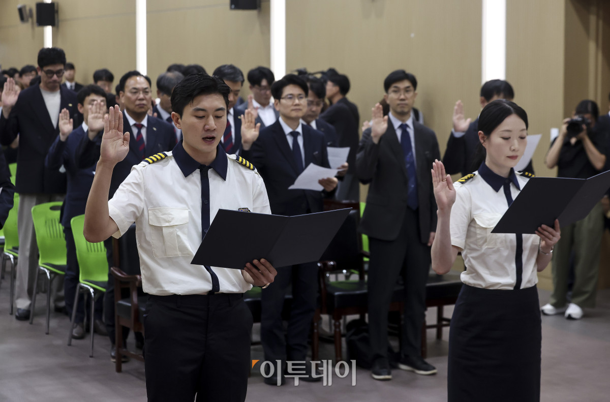 ▲3일 서울 중구 한국철도공사 서울본부에서 열린 '고속철도 통합 안전·서비스 실천 서약식'에서 임직원들이 서약식을 진행하고 있다. 이날 서약식에 참석한 코레일 임직원 등 100여명은 고속철도 통합 이후 안전과 서비스 향상을 위한 실천을 약속했다. 고성준 기자 joonko1@