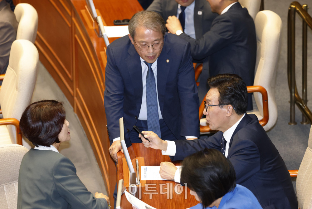 ▲김민석(오른쪽) 더불어민주당 대표가 3일 서울 여의도 국회에서 열린 본회의에서 한정애(왼쪽) 사무총장 등과 대화하고 있다. 고이란 기자 photoeran@