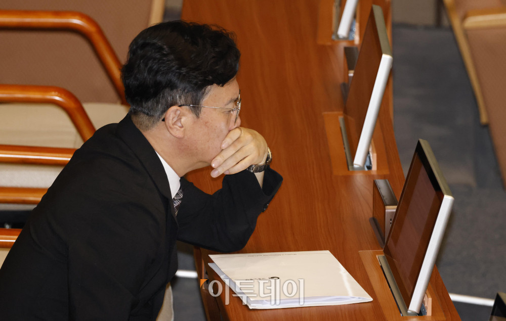 ▲김영훈 고용노동부 장관이 3일 서울 여의도 국회에서 열린 본회의에서 법안 관련 자료를 살펴보고 있다. 고이란 기자 photoeran@