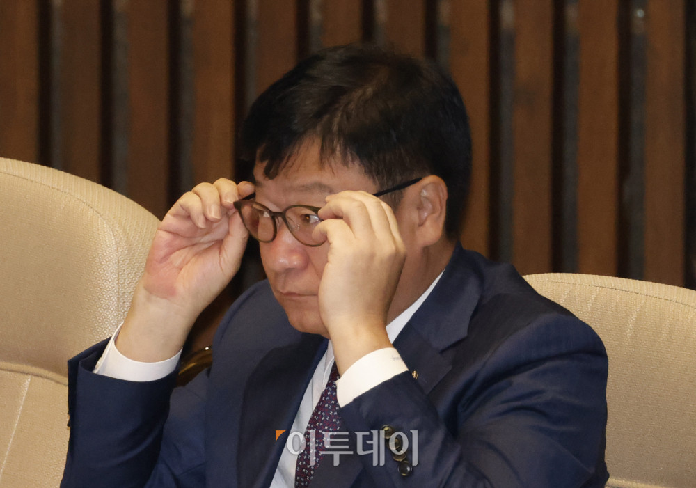 ▲정점식 국민의힘 원내대표가 3일 서울 여의도 국회에서 열린 본회의에서 안경을 고쳐쓰고 있다. 고이란 기자 photoeran@