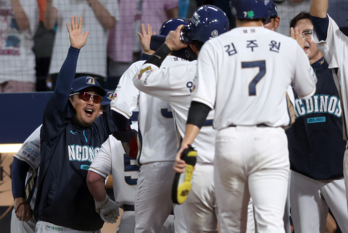 ▲1일 경남 창원NC파크에서 열린 2026 KBO 프로야구 KIA 타이거즈와 NC 다이노스의 경기. 7회 말 2사에 만루홈런을 친 NC 4번 블레인 크림이 더그아웃에서 이호준 감독 등과 인사하고 있다. (연합뉴스)