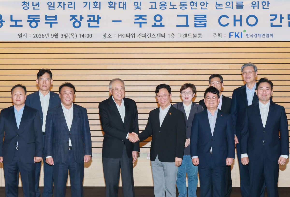▲김영훈 고용노동부 장관(앞줄 왼쪽 네번째)과 류진 한국경제인협회 회장(앞줄 왼쪽 세번째)을 비롯한 내빈들이 3일 FKI타워 컨퍼런스센터에서에서 열린 '고용노동부 장관-주요 그룹 CHO 간담회'에 참석해 기념촬영을 하고 있다. 한경협은 이날 논의된 주요 그룹의 의견을 바탕으로, 청년 고용 지원 확대, 계속고용 및  노동시장 제도 개선 등 기업의 채용 여력을 높이기 위한 정책 과제를 구체화해 정부에 건의할 계획이다. (한경협)