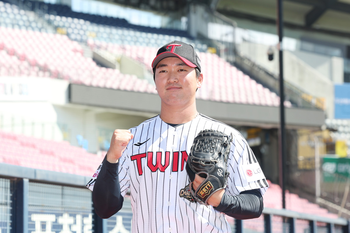 ▲미국프로야구 메이저리그(MLB)에서 3년 만에 친정팀 LG 트윈스로 복귀한 불펜 투수 고우석이 3일 서울 잠실야구장에서 취재진을 향해 포즈를 취하고 있다. (연합뉴스)