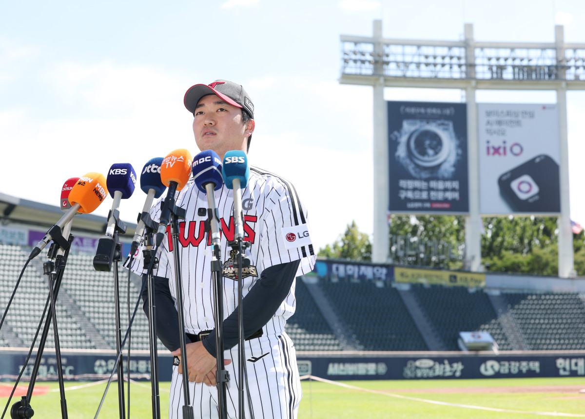 ▲미국프로야구 메이저리그(MLB)에서 3년 만에 친정팀 LG 트윈스로 복귀한 불펜 투수 고우석이 3일 서울 잠실야구장에서 취재진과 인터뷰를 하고 있다. (연합뉴스)