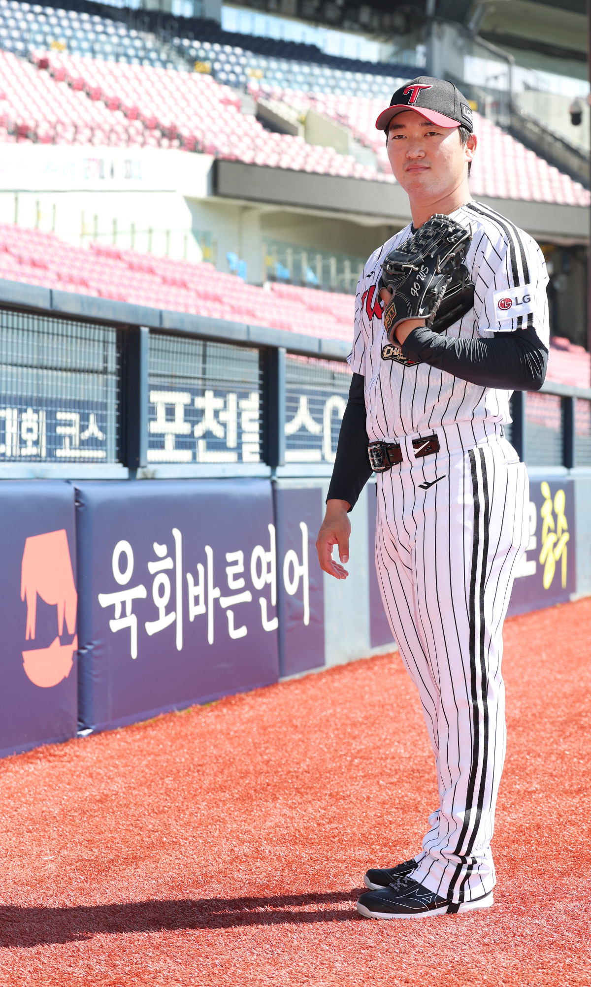 ▲미국프로야구 메이저리그(MLB)에서 3년 만에 친정팀 LG 트윈스로 복귀한 불펜 투수 고우석이 3일 서울 잠실야구장에서 취재진을 향해 포즈를 취하고 있다. (연합뉴스)