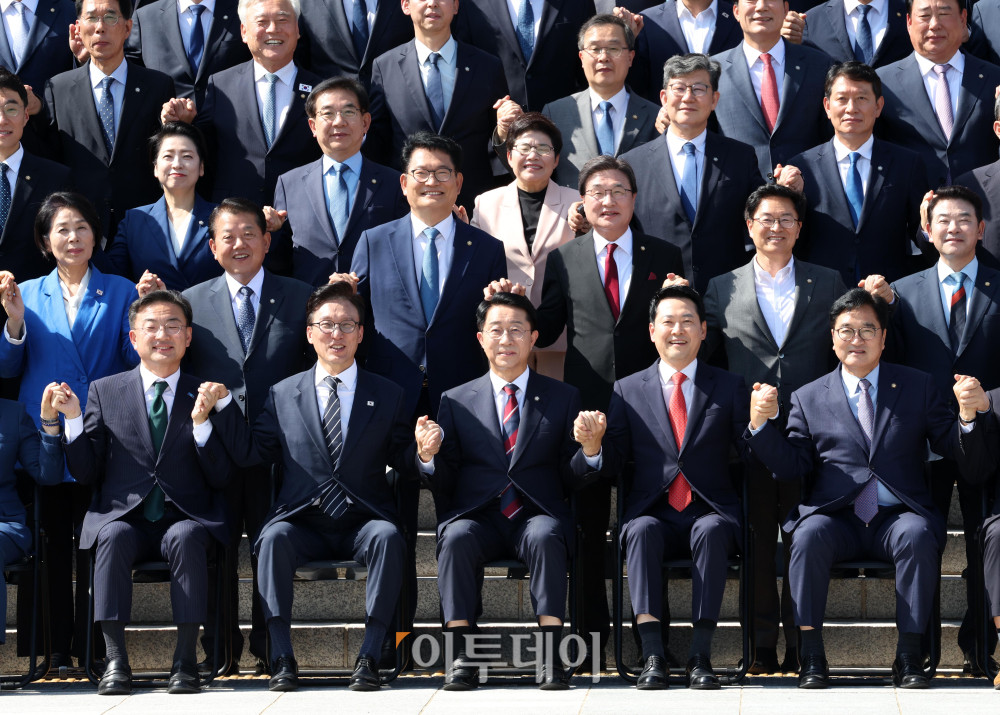 ▲조정식 국회의장이 3일 서울 여의도 국회 본청 앞에서 김민석 더불어민주당 대표와 장동혁 국민의힘 대표를 비롯한 여야 의원들과 22대 국회 후반기 정기국회 개원 기념사진 촬영을 하고 있다. 고이란 기자 photoeran@