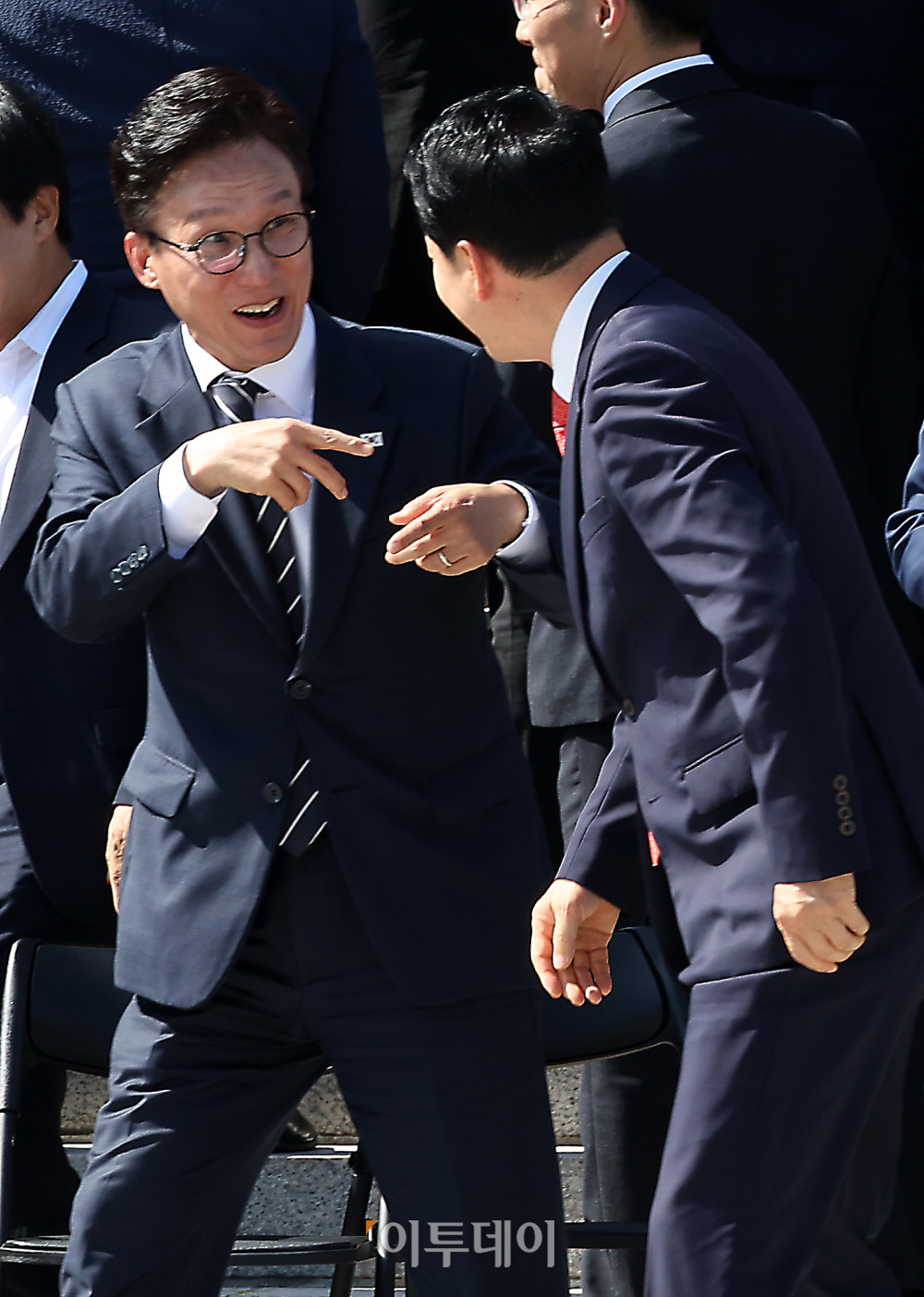 ▲김민석(왼쪽) 더불어민주당 대표와 장동혁 국민의힘 대표가 3일 서울 여의도 국회 본청 앞에서 22대 국회 후반기 정기국회 개원 기념사진 촬영을 마치고 대화하고 있다. 고이란 기자 photoeran@