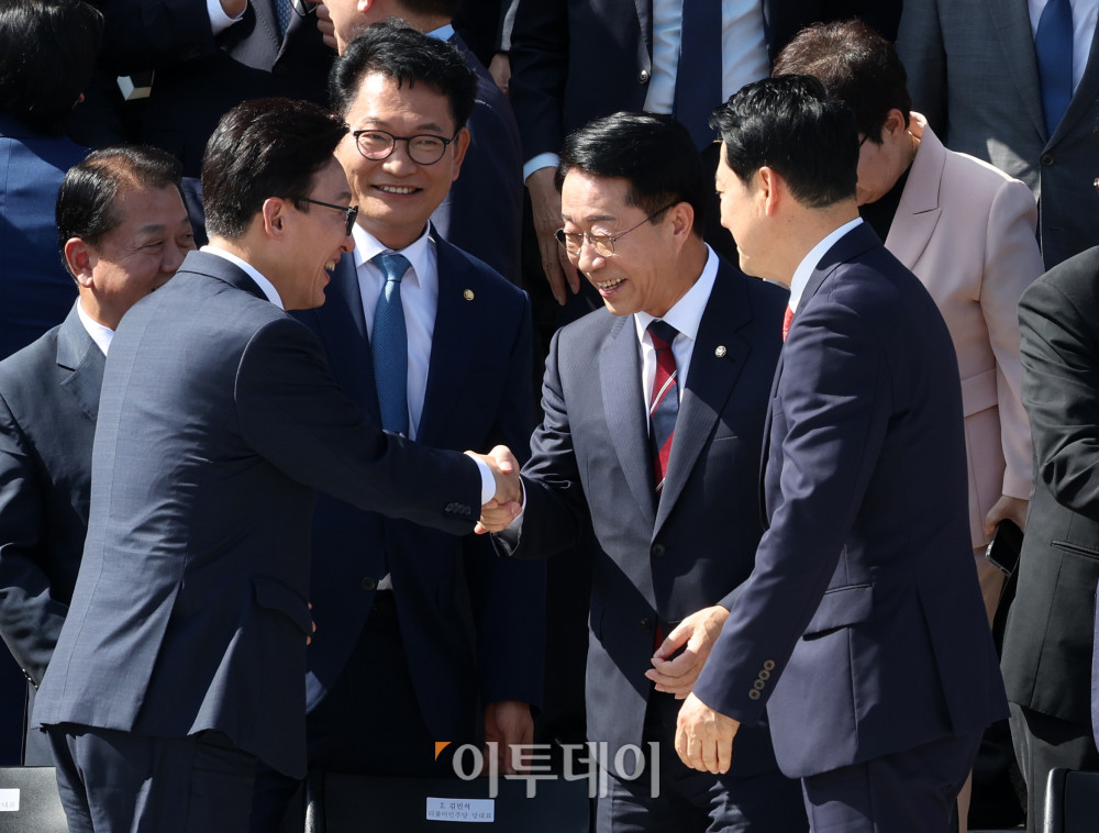 ▲조정식(오른쪽 두번째) 국회의장이 3일 서울 여의도 국회 본청 앞에서 22대 국회 후반기 정기국회 개원 기념사진 촬영을 마치고 김민석 더불어민주당 대표와 인사하고 있다. 고이란 기자 photoeran@