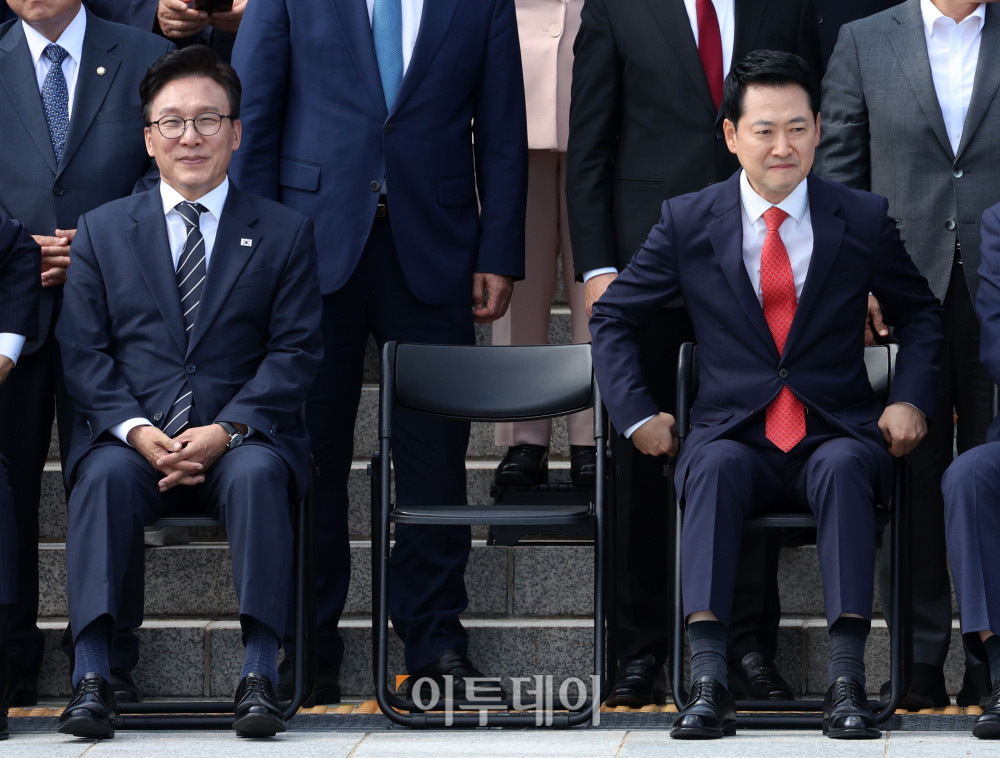▲김민석(왼쪽) 더불어민주당 대표와 장동혁 국민의힘 대표가 3일 서울 여의도 국회 본청 앞에서 22대 국회 후반기 정기국회 개원 기념사진 촬영에 앞서 조정식 국회의장을 기다리고 있다. 고이란 기자 photoeran@
