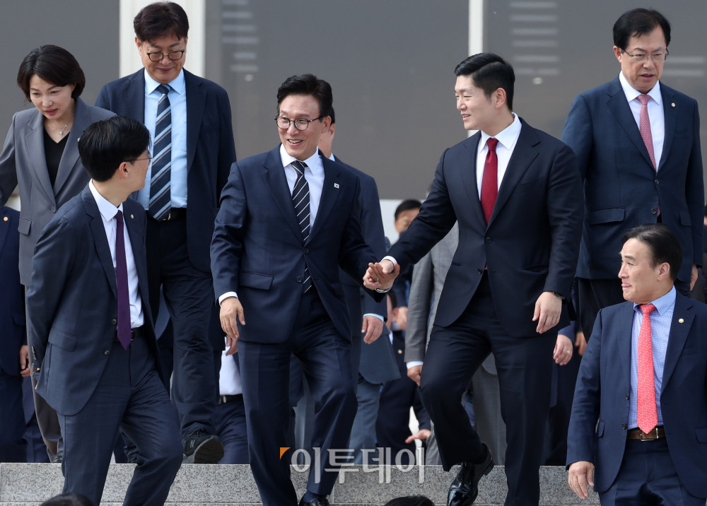 ▲김민석 더불어민주당 대표가 3일 서울 여의도 국회 본청 앞에서 22대 국회 후반기 정기국회 개원 기념사진 촬영을 위해 이동하고 있다. 고이란 기자 photoeran@