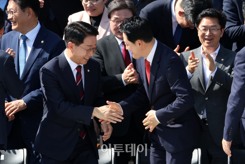 ▲조정식(왼쪽) 국회의장이 3일 서울 여의도 국회 본청 앞에서 22대 국회 후반기 정기국회 개원 기념사진 촬영을 마치고 장동혁 국민의힘 대표와 인사하고 있다. 고이란 기자 photoeran@