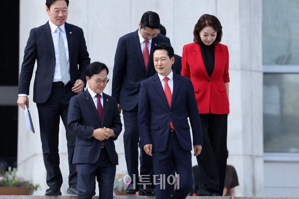 ▲장동혁 국민의힘 대표가 3일 서울 여의도 국회 본청 앞에서 22대 국회 후반기 정기국회 개원 기념사진 촬영을 위해 이동하고 있다. 고이란 기자 photoeran@