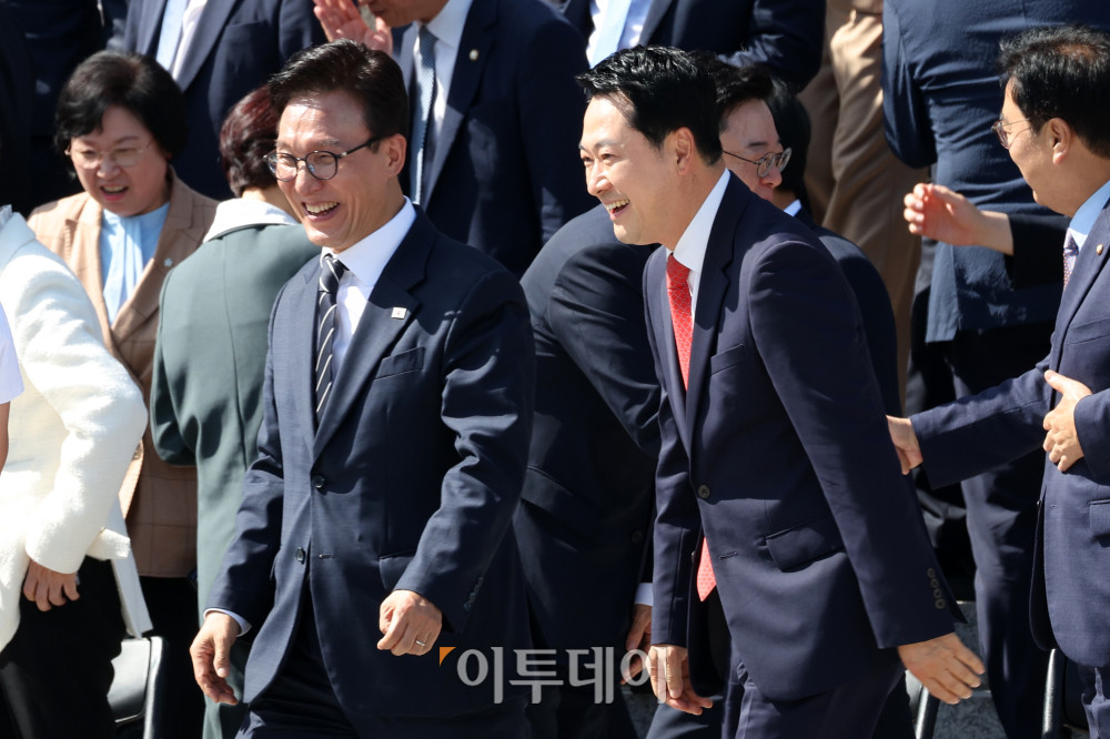 ▲김민석(앞줄 왼쪽) 더불어민주당 대표와 장동혁 국민의힘 대표가 3일 서울 여의도 국회 본청 앞에서 22대 국회 후반기 정기국회 개원 기념사진 촬영을 마치고 대화하고 있다. 고이란 기자 photoeran@