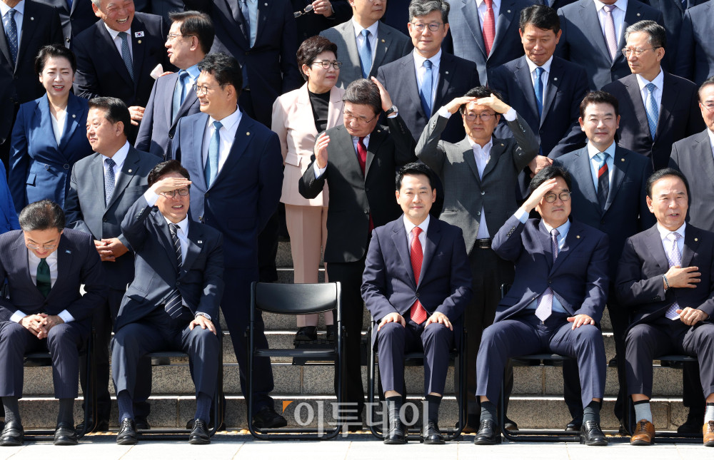 ▲김민석(앞줄 왼쪽 두번째) 더불어민주당 대표와 장동혁(앞줄 왼쪽 세번째) 국민의힘 대표 등 의원들이 3일 서울 여의도 국회 본청 앞에서 22대 국회 후반기 정기국회 개원 기념사진 촬영에 앞서 조정식 국회의장을 기다리고 있다. 고이란 기자 photoeran@