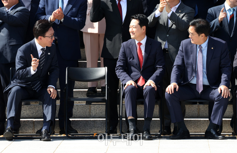 ▲김민석(왼쪽) 더불어민주당 대표가 3일 서울 여의도 국회 본청 앞에서 22대 국회 후반기 정기국회 개원 기념사진 촬영에 앞서 장동혁(가운데) 국민의힘 대표, 우원식 전 국회의장과 대화하고 있다. 고이란 기자 photoeran@