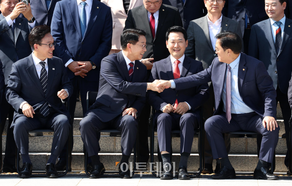 ▲조정식(왼쪽 두번째) 국회의장이 3일 서울 여의도 국회 본청 앞에서 22대 국회 후반기 정기국회 개원 기념사진 촬영에 앞서 우원식 전 국회의장과 인사하고 있다. 고이란 기자 photoeran@