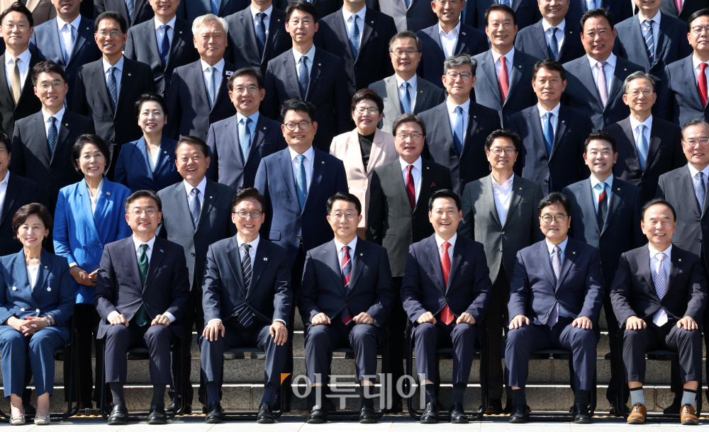 ▲조정식 국회의장이 3일 서울 여의도 국회 본청 앞에서 김민석 더불어민주당 대표와 장동혁 국민의힘 대표를 비롯한 여야 의원들과 22대 국회 후반기 정기국회 개원 기념사진 촬영을 하고 있다. 고이란 기자 photoeran@
