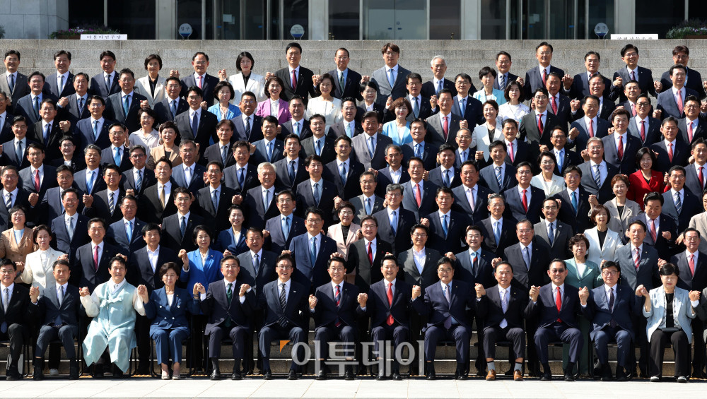 ▲조정식 국회의장이 3일 서울 여의도 국회 본청 앞에서 김민석 더불어민주당 대표와 장동혁 국민의힘 대표를 비롯한 여야 의원들과 22대 국회 후반기 정기국회 개원 기념사진 촬영을 하고 있다. 고이란 기자 photoeran@