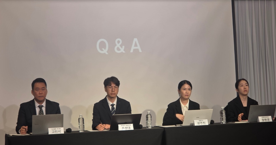 ▲최주희 티빙 대표이사(오른쪽 두번째)를 비롯한 경영진이 3일 오후 서울 중구 코리아나호텔에서 사이버 침해 사고에 대해 공식 사과를 하고 언론에 질의 응답을 받고 있다. (이투데이DB)