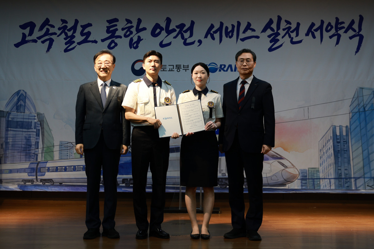 ▲김윤덕 국토교통부 장관(사진 왼쪽)과 관계자들이 고속철도 통합 안전·서비스 실천 서약식에서 기념 촬영을 하고 있다. (사진제공=국토교통부)