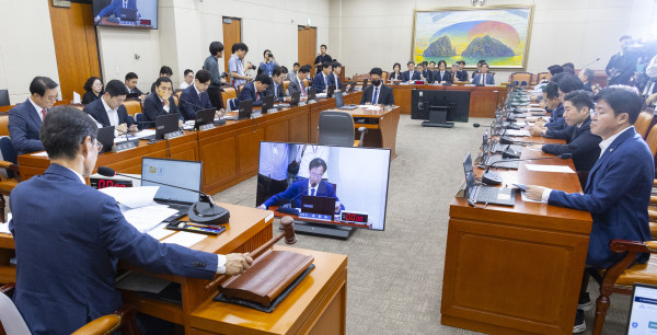 ▲국회 정무위원회 위원장인 더불어민주당 유동수 의원과 여야 의원들이 3일 국회에서 열린 정무위원회 전체 회의에서 상정 법안을 처리하고 있다. 2026.9.3 (연합뉴스)