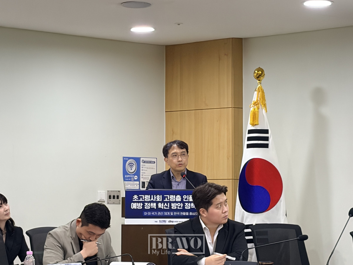 ▲3일 '초고령사회 고령층 인플루엔자 예방 정책 혁신 방안 정책토론회'에서 송준영 고려대학교 구로병원 감염내과 교수가 발표를 하고 있다.