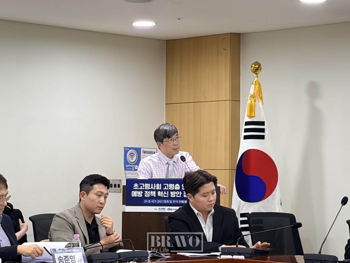 ▲3일 '초고령사회 고령층 인플루엔자 예방 정책 혁신 방안 정책토론회'에서 황위청 대만 린커우 창겅기념병원 소아감염내과 교수가 발표를 하고 있다.