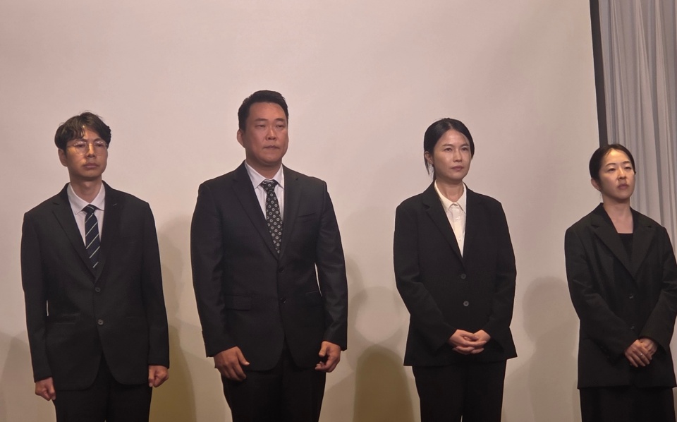 ▲3일 최주희 티빙 대표이사(오른쪽 두번째)와 주요 경영진이 3일 오후 서울 중구 코리아나호텔에서 사이버 침해 사고에 대해 공식 사과를 하고 있다. (이투데이DB)