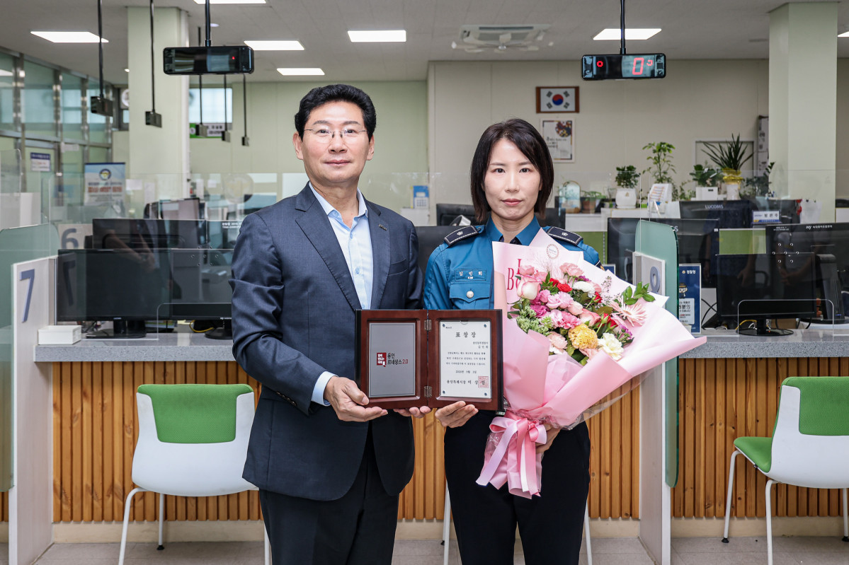 ▲이상일 용인특례시장(왼쪽)이 3일 용인동부경찰서 민원실에서 심폐소생술로 시민의 생명을 구한 김민희 경위에게 시장 표창을 수여한 뒤 기념촬영을 하고 있다. 김 경위는 6월22일 민원실에서 쓰러진 50대 여성에게 구급대가 도착할 때까지 약 6분간 심폐소생술을 이어가 생명을 구했다. (용인특례시)