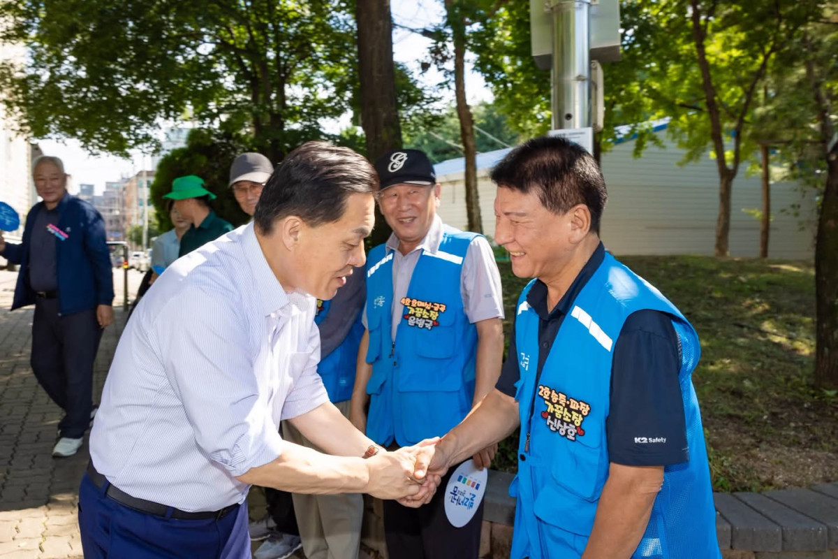▲이재준 수원특례시장(왼쪽)이 빌라가꿈관리소 현장을 찾아 관리소장과 악수하며 이야기를 나누고 있다. 수원시는 관리소장이 빌라 밀집지역을 순회하며 청소와 안전순찰, 공용시설 유지관리 등을 지원하는 빌라가꿈관리소를 4개 구역 483개 단지·4428세대로 확대 운영하고 있다. (이재준 수원특례시장 페이스북)