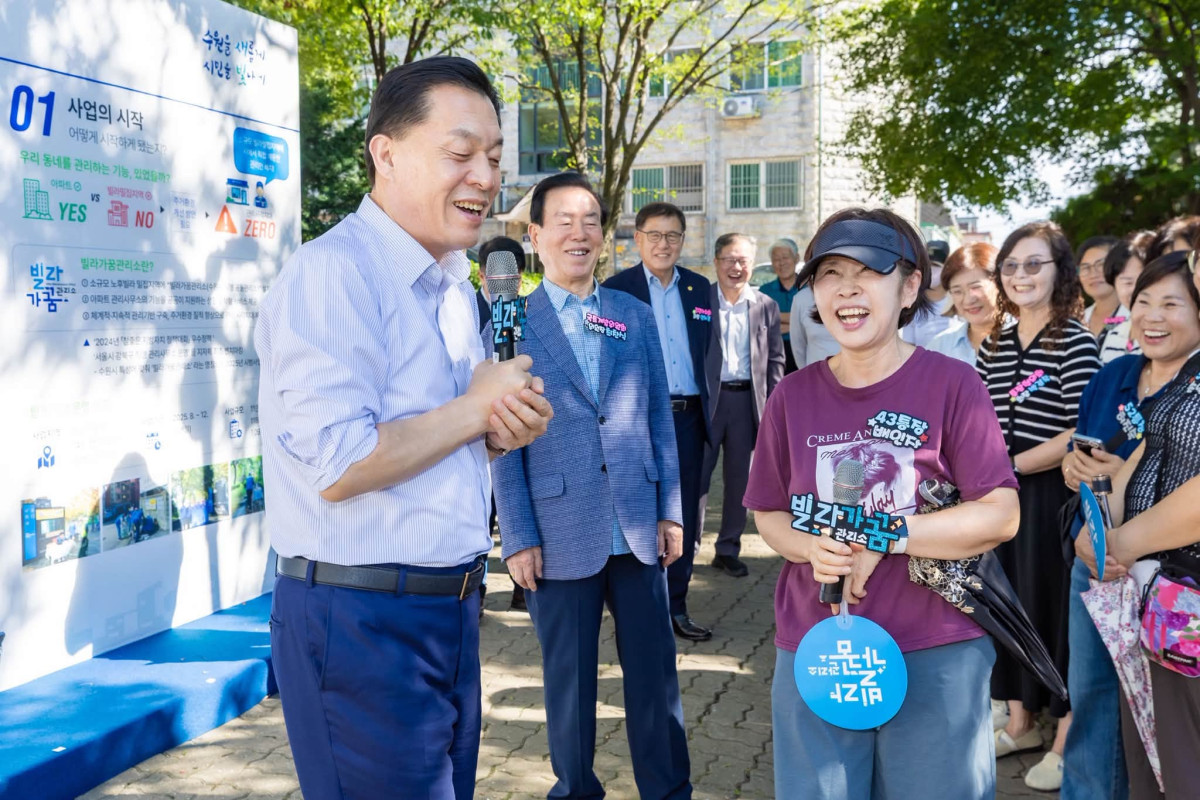 ▲이재준 수원특례시장(왼쪽)이 빌라가꿈관리소 운영 현장에서 주민과 대화를 나누고 있다. 이 시장은 주민들로부터 “예전보다 골목이 훨씬 깨끗하고 안전해졌다”는 이야기를 들었다며 2035년까지 빌라가꿈관리소를 수원 전역 30개소로 확대하겠다는 계획을 밝혔다. (이재준 수원특례시장 페이스북)