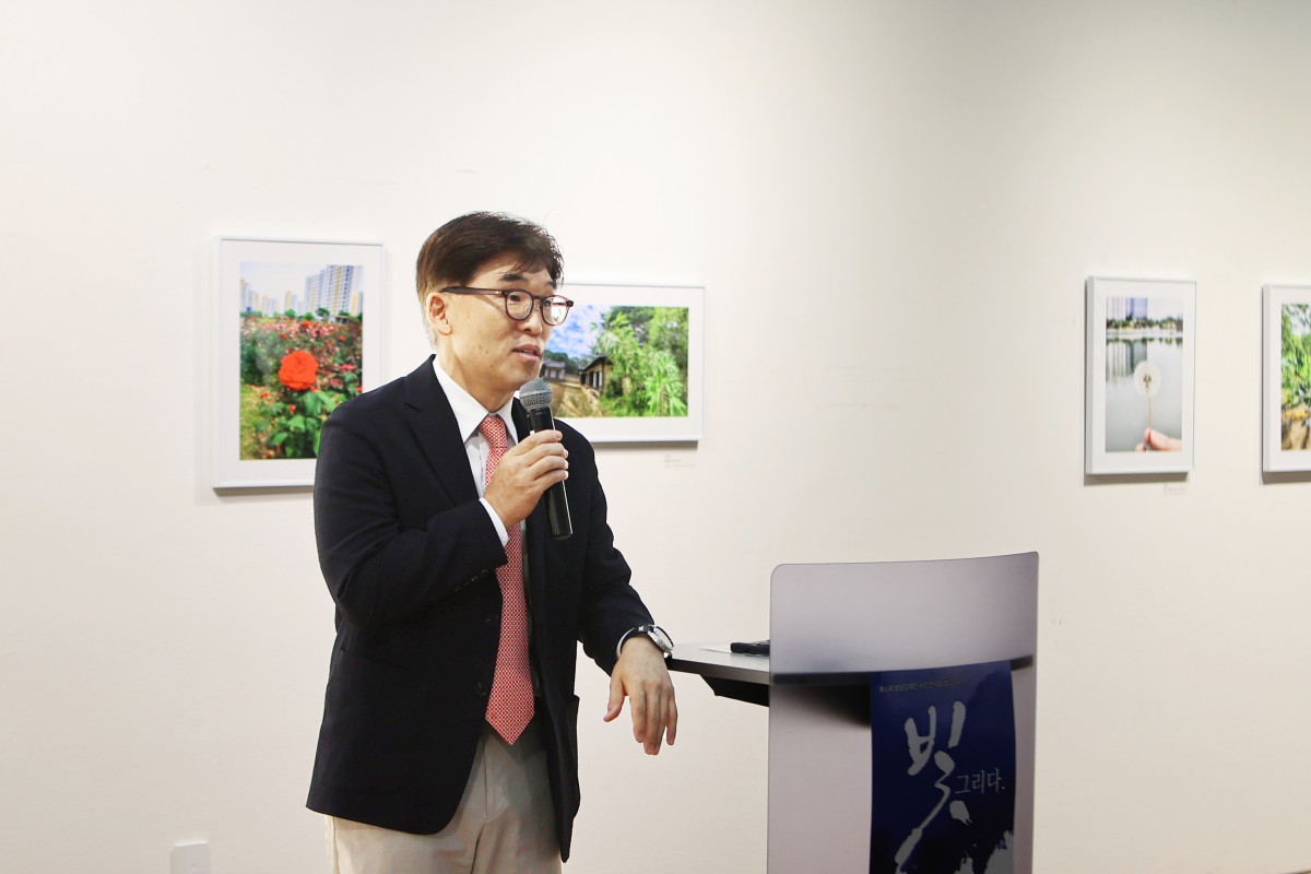 ▲지규열 연세하나병원장이 1일 김포아트홀에서 열린 제6회 발달장애인 사진전시회 ‘빛그리다’에서 축사를 하고 있다. 연세하나병원은 지난해에 이어 2년 연속 전시를 후원했으며 김포아트홀 전시 종료 뒤 출품작을 병원 내 공간에서 연계 전시할 예정이다. (연세하나병원)