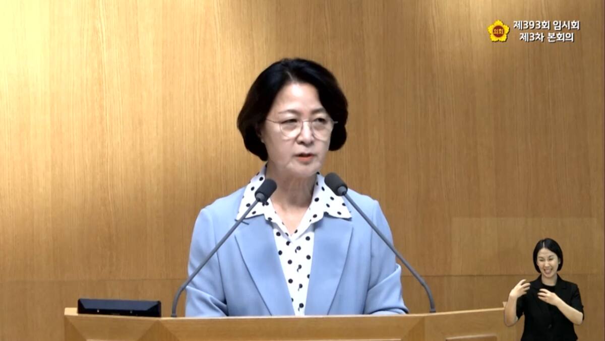 ▲추미애 경기도지사가 3일 경기도의회 제393회 임시회 제3차 본회의 도정질문에서 답변하고 있다. 추 지사는 재정위기 선언을 둘러싼 정치적 해석에 "매우 곤혹스럽다"는 입장을 밝히면서 도의회를 "도정의 핵심 파트너"로 규정하고, 지방재정 상생협의체를 통한 재정 정상화 공동 대응 방침을 제시했다. (경기도의회 인터넷방송 갈무리)