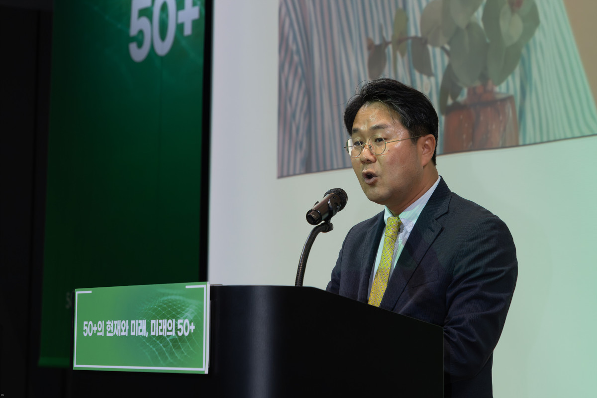 ▲조한종 서울시50플러스센터협의회장 겸 강서50플러스센터장이 3일 코엑스마곡 르웨스트 C홀에서 열린 정책포럼 ‘50+의 현재와 미래, 미래의 50+’에서 개회사를 하고 있다.(이준호 기자)
