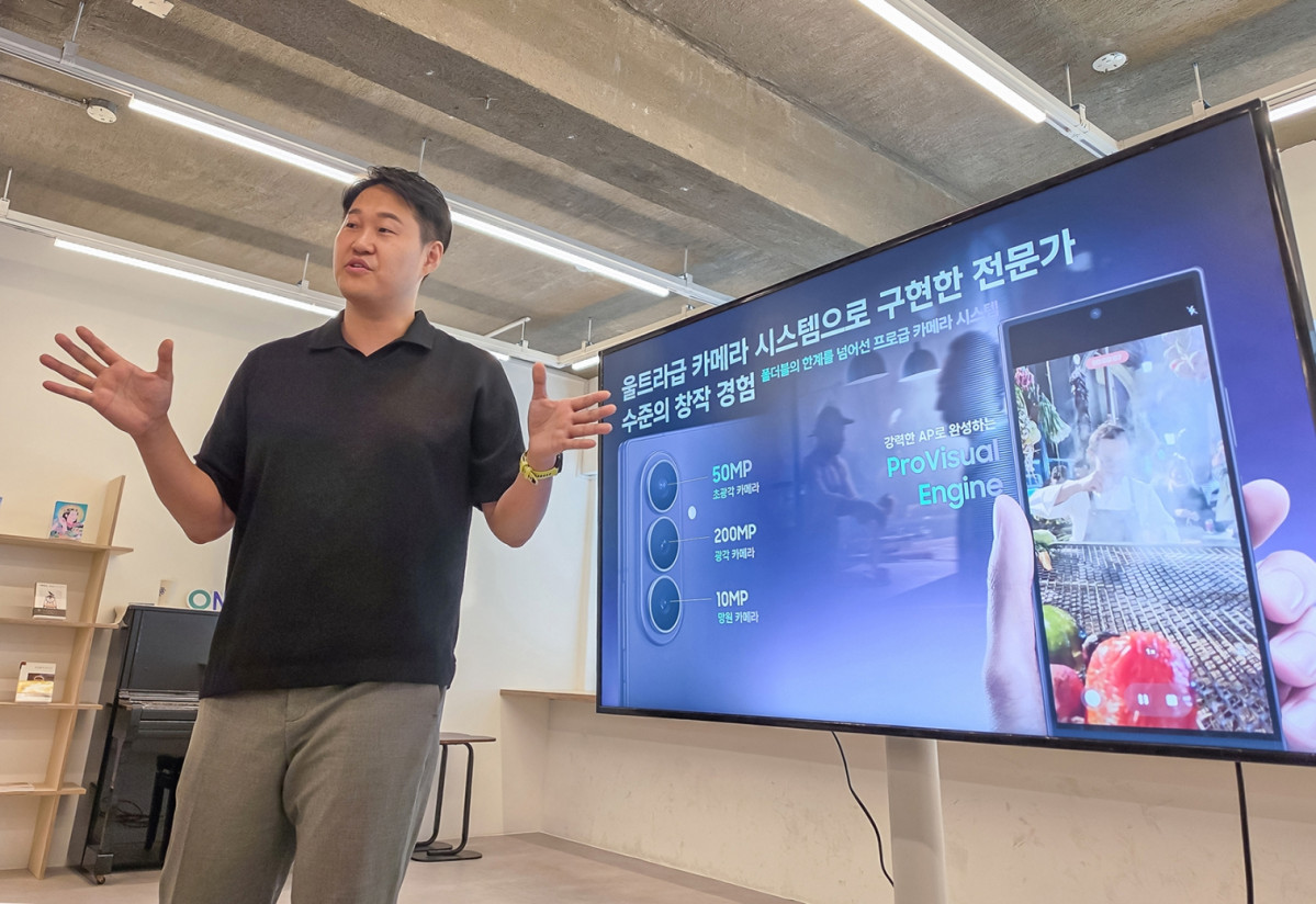 ▲고병권 삼성전자 MX사업부 비주얼솔루션팀 프로가 갤럭시 Z 폴드8 울트라 카메라 기술에 대해 설명하는 모습 (사진제공=삼성전자)