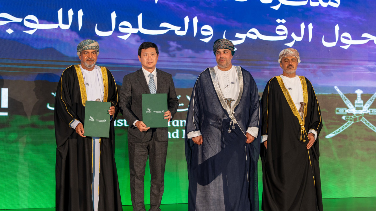 ▲(왼쪽부터) 오만 교통부 교통부문 차관: 카미스 빈 모하메드 알 샤막키(Khamis bin Mohammed Al Shammakhi), 현대차그룹 미래전략본부장 정호근 부사장, 오만 도파르 주 주지사 마르완 빈 투르키 알 사이드(H.H. Sayyid Marwan bin Turki Al Said), MTCIT 장관 사이드 빈 하무드 알 마왈리(Said bin Hamoud Al Maawali). (사진=현대차)