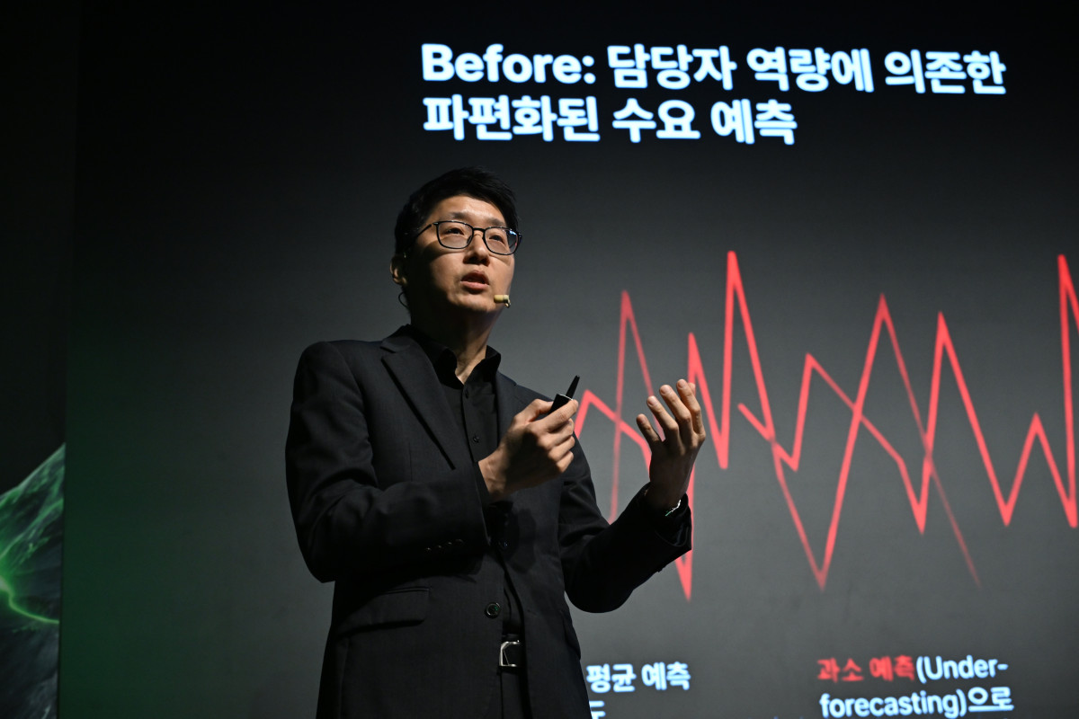 ▲김성진 한국앤컴퍼니㈜ 디지털전략실 전무(CDO&CIO)가 3일 서울 강남구 웨스틴 서울 파르나스에서 열린 산업 AI 컨퍼런스 ‘어텐션 2026’ 그랜드 키노트 세션에서 발표하는 모습. (사진=한국앤컴퍼니)