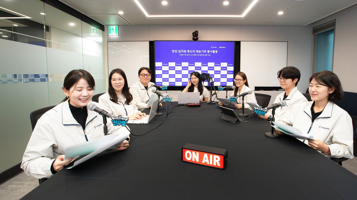 ▲한진 임직원들이 지난달 31일 서울시 중구 소공동 한진빌딩 신관에서 독서 사각지대 아동들에게 전달할 오디오북을 녹음하고 있다. (사진=한진)