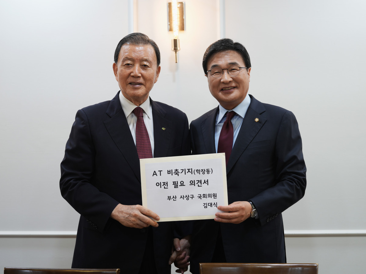 ▲좌로부터 홍문표사장-김대식 의원이 AT 비축기지 이전 필요 의견서를 전달하며 기념사진촬영을 하고 있다. (사진제공=김대식의원실)