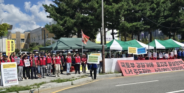 ▲오산 세교3 공공주택지구 비상대책위원회 주민들이 3일 LH 경기남부지역본부 오산동탄사업본부 앞에서 제6차 집회를 열고 총사업비 현실화와 정당보상 등을 촉구하고 있다. 
비대위는 현재 약 6조원으로 거론되는 총사업비가 물가와 토지가치 상승을 충분히 반영하지 못했다며 최소 10조원 이상으로 증액해야 한다고 주장했다. (오산세교3지구 비상대책위원회)