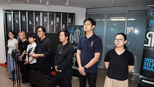 ▲광주비엔날레 철수 의사 밝히는 중국 전시팀. (연합뉴스)