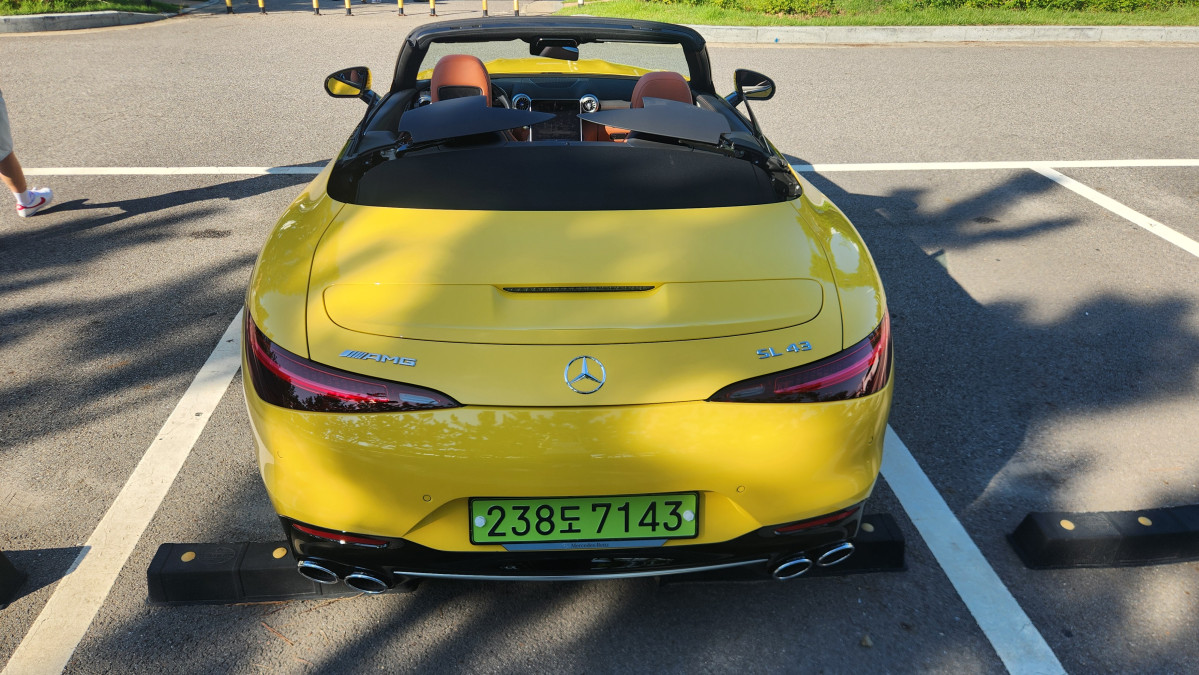 ▲메르세데스-AMG SL 43 후면 모습. 김채빈 기자 chaebi@