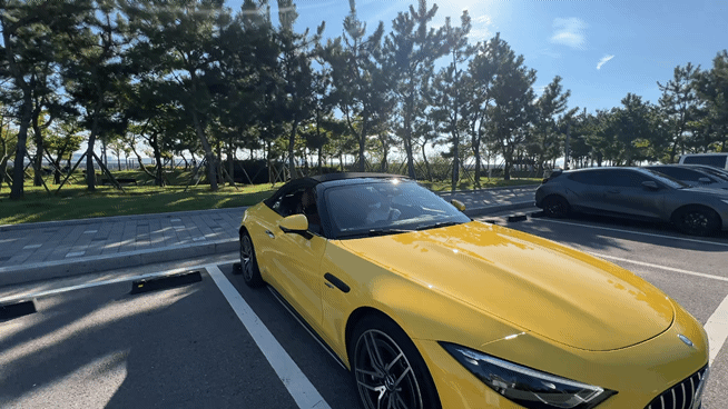 ▲메르세데스-AMG SL 43의 오픈톱이 열리는 모습. 김채빈 기자 chaebi@