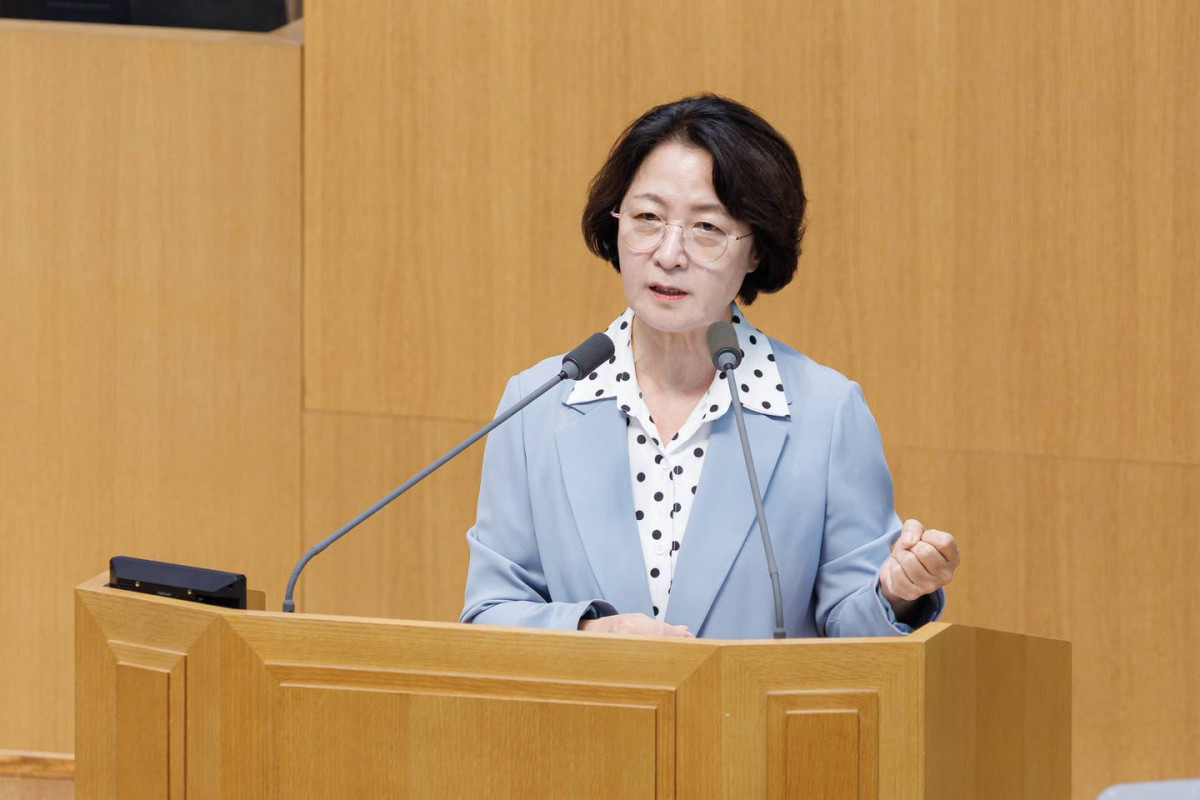 ▲추미애 경기도지사가 3일 경기도의회 제393회 임시회 제3차 본회의 대집행부 질문에서 답변하고 있다. 
추 지사는 재정위기를 놓고 여야와 이틀간 공방을 벌인 뒤 4일 자신의 페이스북에 "도의회와 집행부는 도민의 삶을 위해 함께 해법을 만들어가는 관계여야 한다"며 "도지사실의 문은 언제나 열려 있다"고 적었다. (추미애 경기도지사 페이스북)
