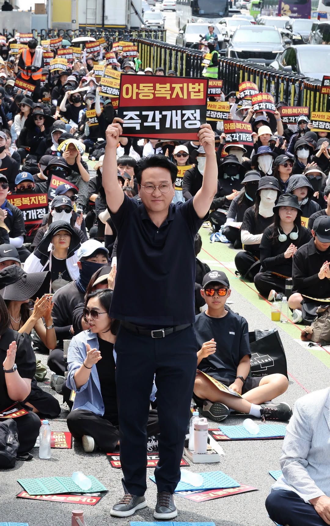 ▲안민석 경기도교육감이 교권보호를 촉구하는 집회 현장에서 '아동복지법 즉각개정' 손팻말을 들고 있다. 안 교육감은 '9·4 공교육 멈춤의 날' 3주기를 맞은 4일 자신의 페이스북에 "선생님이 혼자 신고와 조사, 수사와 소송을 감당하도록 두지 않겠다"며 아동복지법·교원지위법·아동학대처벌법 개정을 위해 국회와 정부를 설득하겠다고 밝혔다. (안민석 경기도교육감 페이스북)