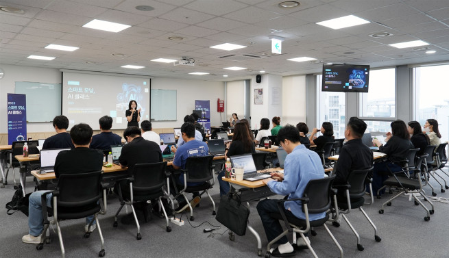 ▲공영홈쇼핑 임직원들이 AI 실무교육을 받고 있다. (사진제공=공영홈쇼핑)