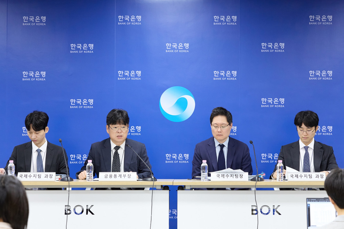 ▲4일 오전 서울 중구 한국은행에서 열린 2026년 7월 국제수지(잠정) 설명회사진 왼쪽부터 김준영 국제수지팀 과장, 유성욱 금융통계부장, 박성곤 국제수지팀장, 임연빈 국제수지팀 과장 (사진제공=한국은행)